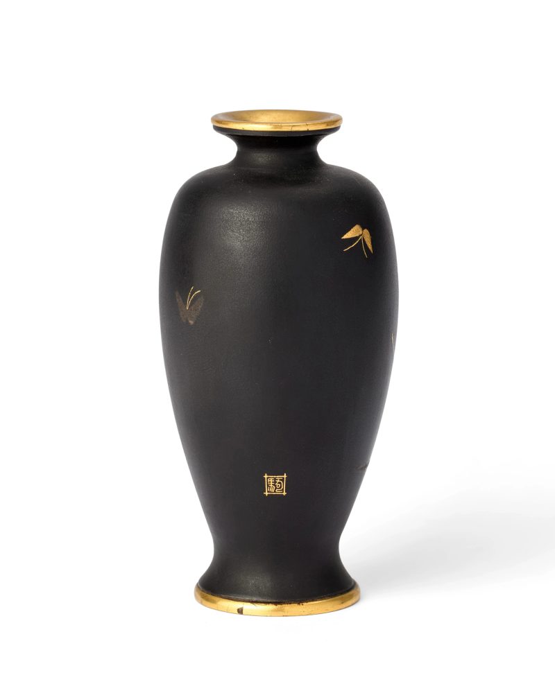 A Japanese gold and silver inlaid, gilt and black iron vase by the Komai company - 图2