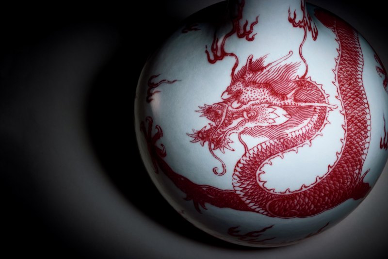 清乾隆 釉里红海水云龙纹小天球瓶 - 图2