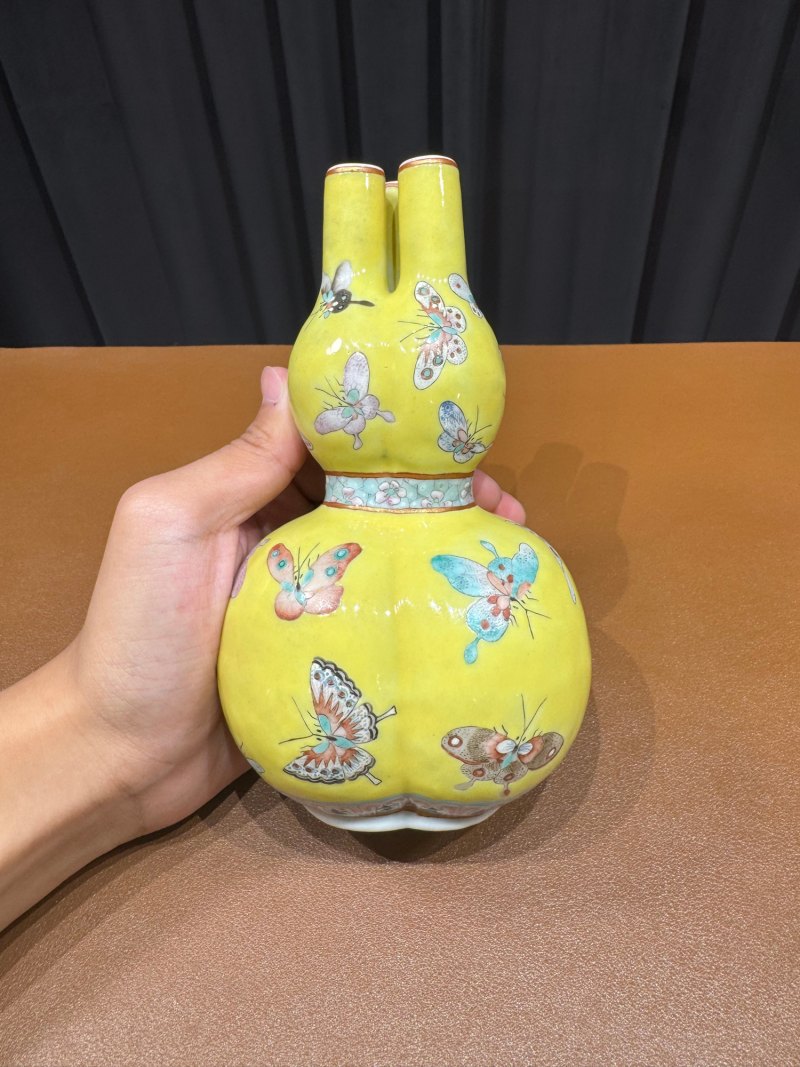 清同治 黄地粉彩百蝶纹三孔葫芦瓶 - 图2