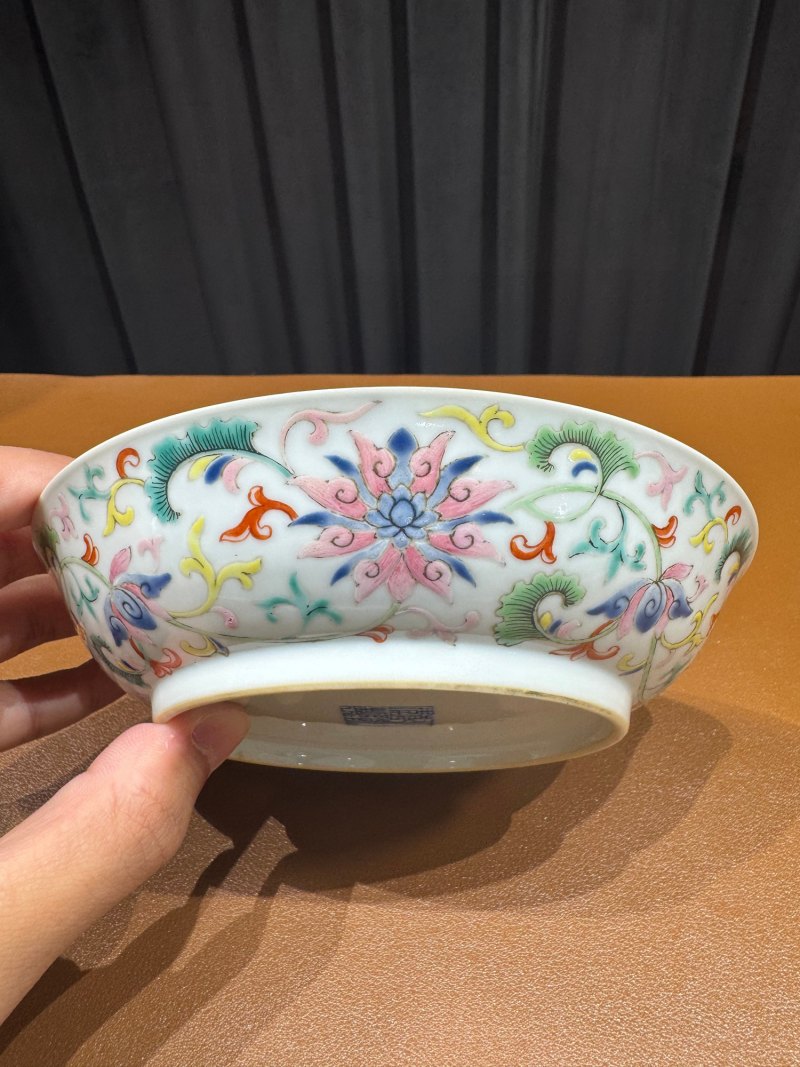 清乾隆 外粉彩缠枝莲纹内五福盘一对 - 图7
