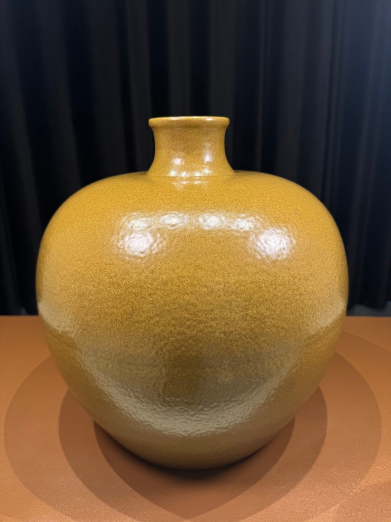 清道光 “行有恒堂制”鳝鱼黄釉嘟噜瓶 - 图2