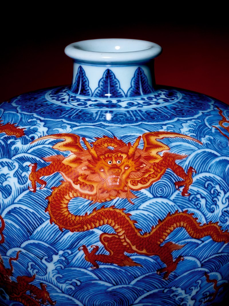 清乾隆 青花矾红海水九龙纹大梅瓶 - 图3