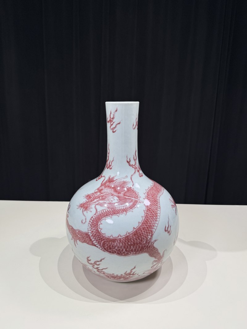 清乾隆 釉里红海水云龙纹小天球瓶 - 图3