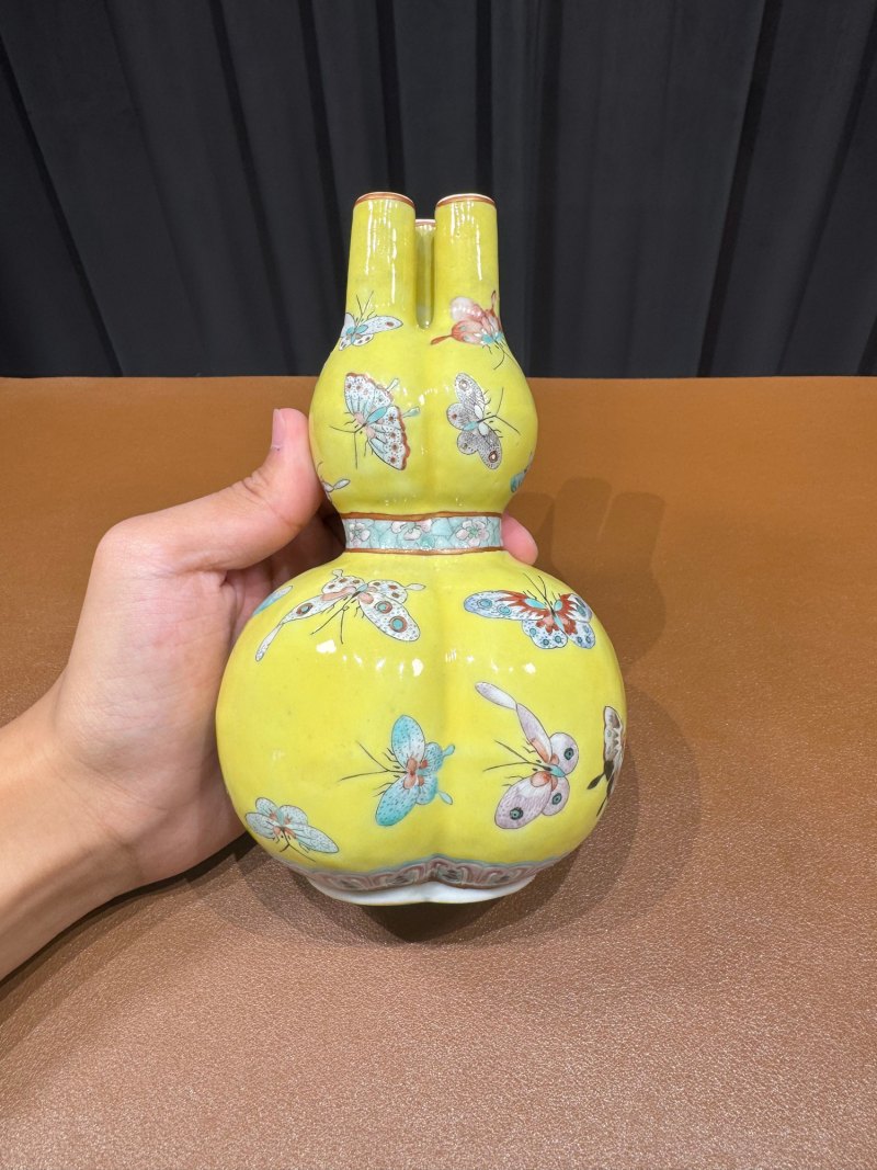 清同治 黄地粉彩百蝶纹三孔葫芦瓶 - 图3