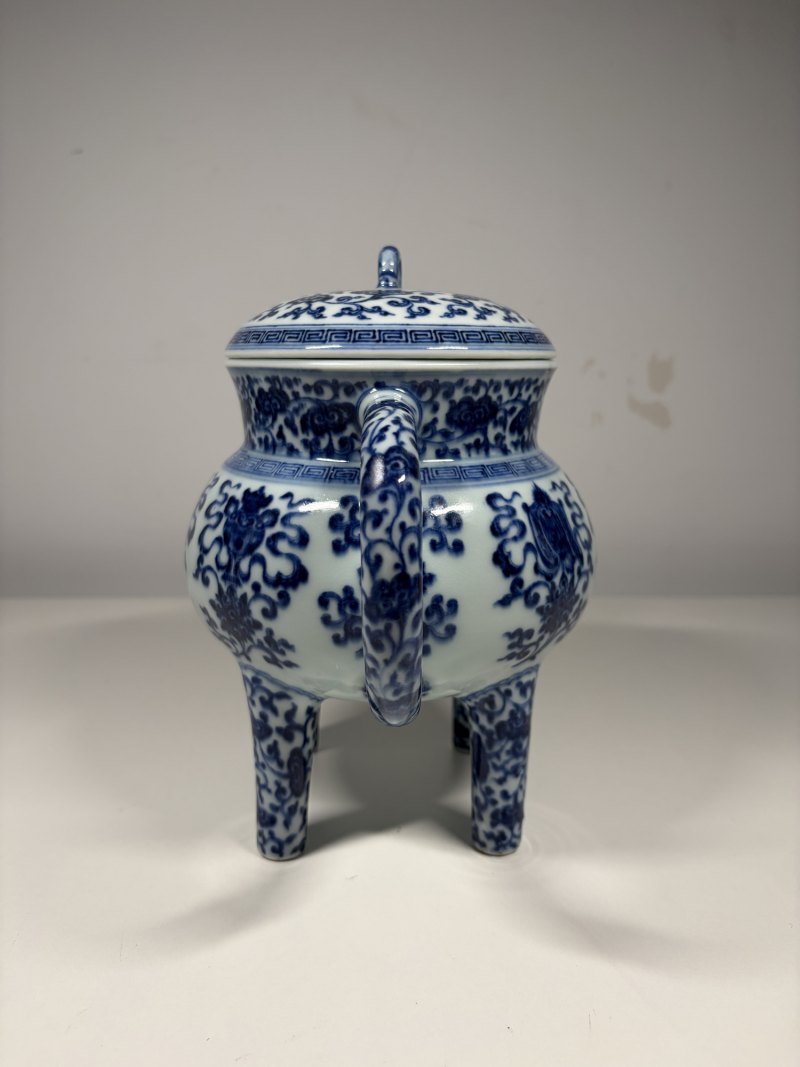 清乾隆 青花莲托八吉祥纹盉壶 - 图4