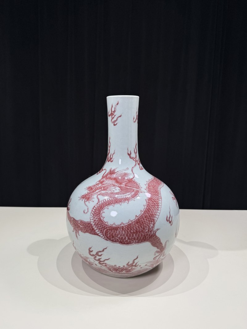 清乾隆 釉里红海水云龙纹小天球瓶 - 图4