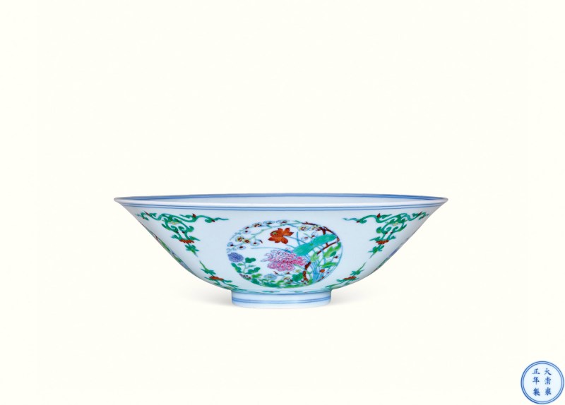 清雍正 斗彩团花纹斗笠碗