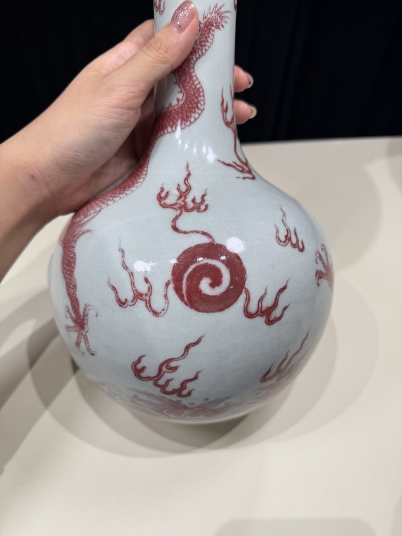 清乾隆 釉里红海水云龙纹小天球瓶 - 图5