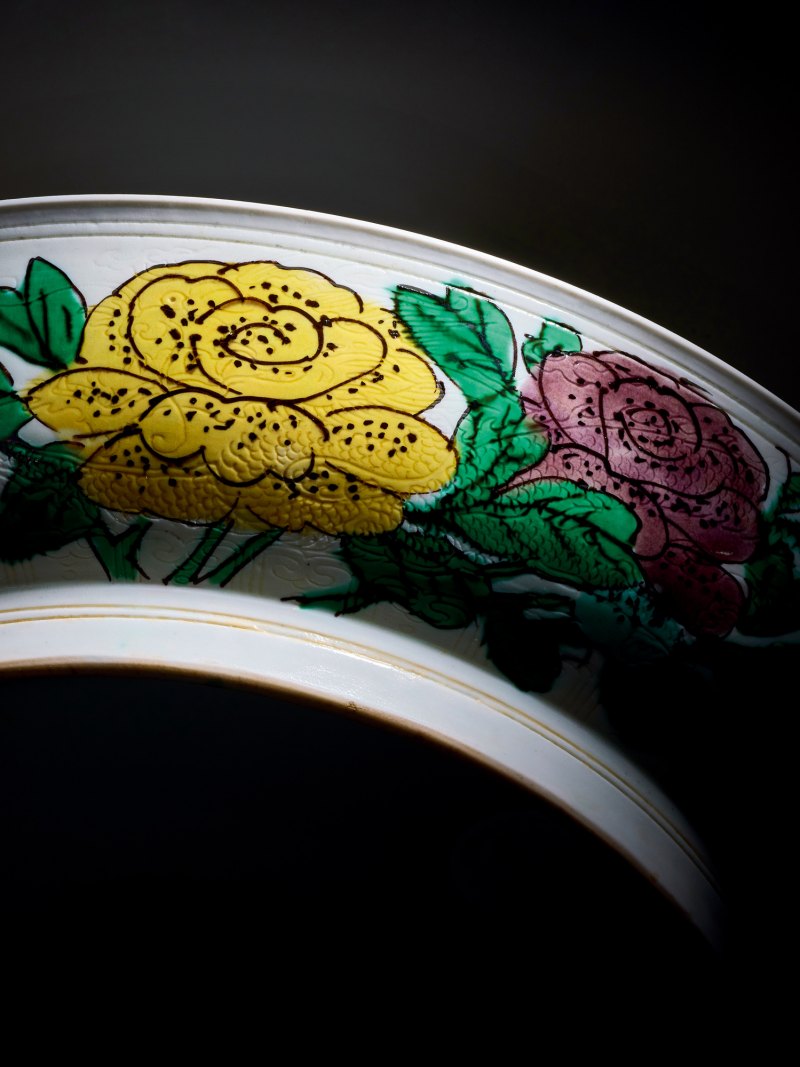 清康熙 素三彩花果暗刻龙纹盘 - 图3
