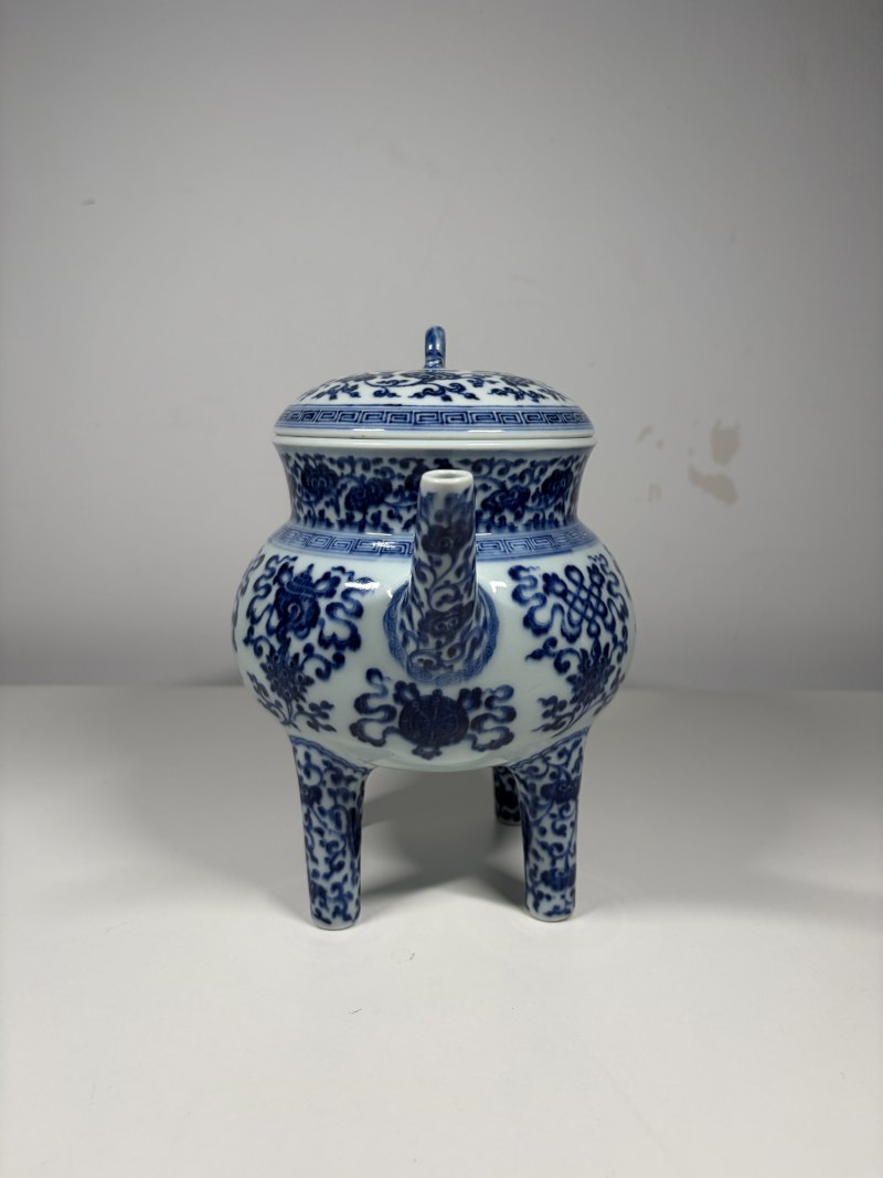 清乾隆 青花莲托八吉祥纹盉壶 - 图6