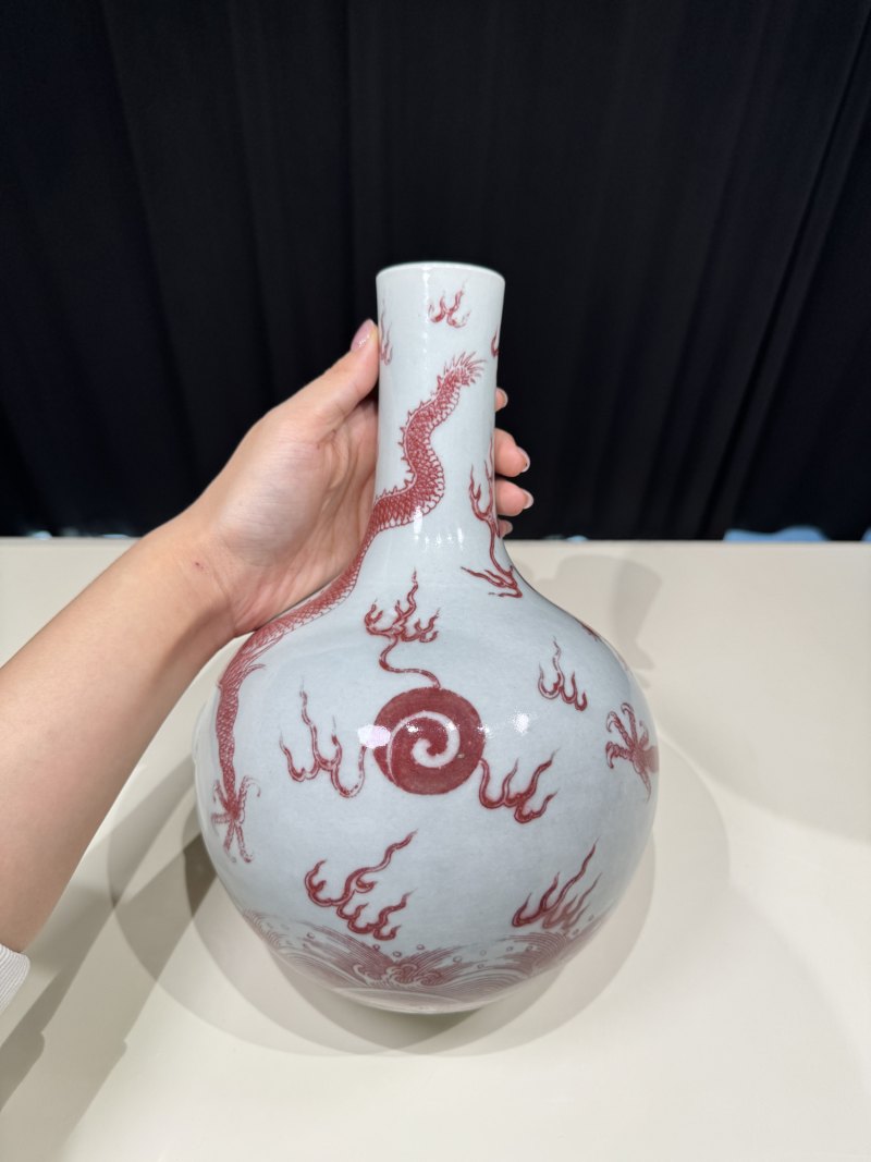 清乾隆 釉里红海水云龙纹小天球瓶 - 图6