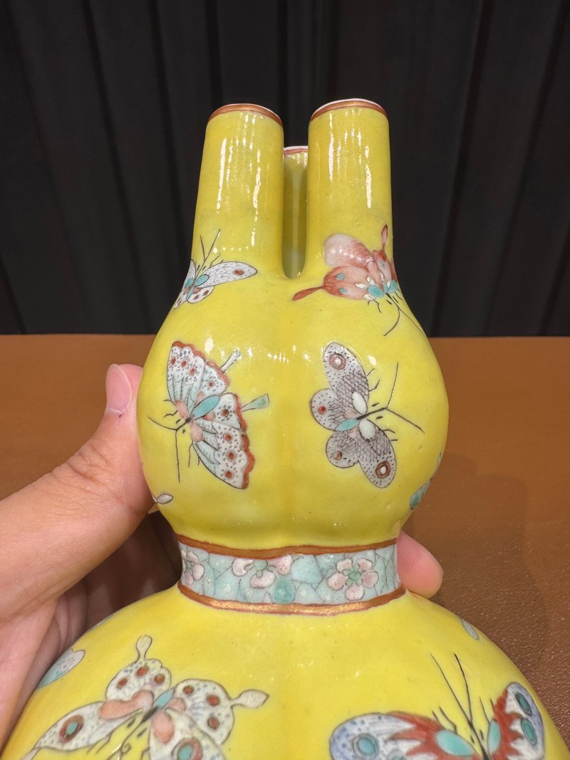 清同治 黄地粉彩百蝶纹三孔葫芦瓶 - 图6