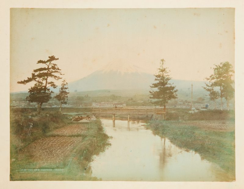 A Japanese album of hand coloured photographs - 图2