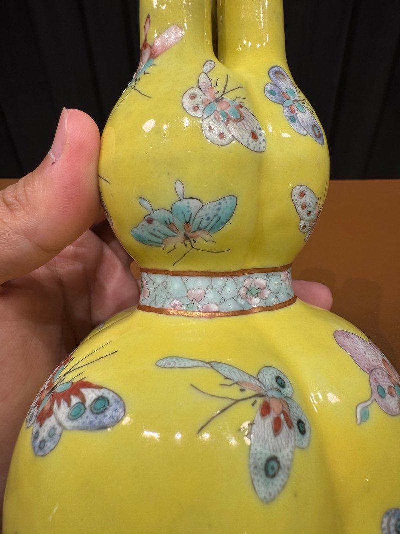 清同治 黄地粉彩百蝶纹三孔葫芦瓶 - 图7