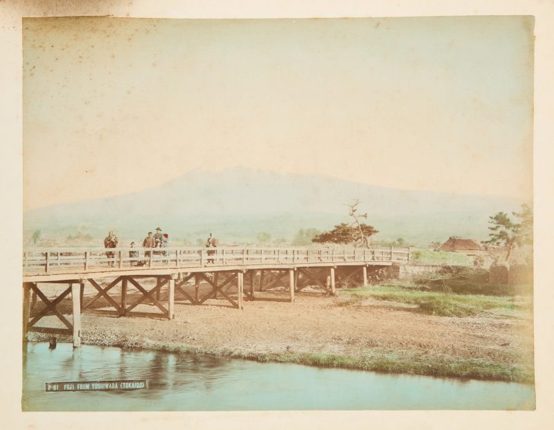 A Japanese album of hand coloured photographs - 图3