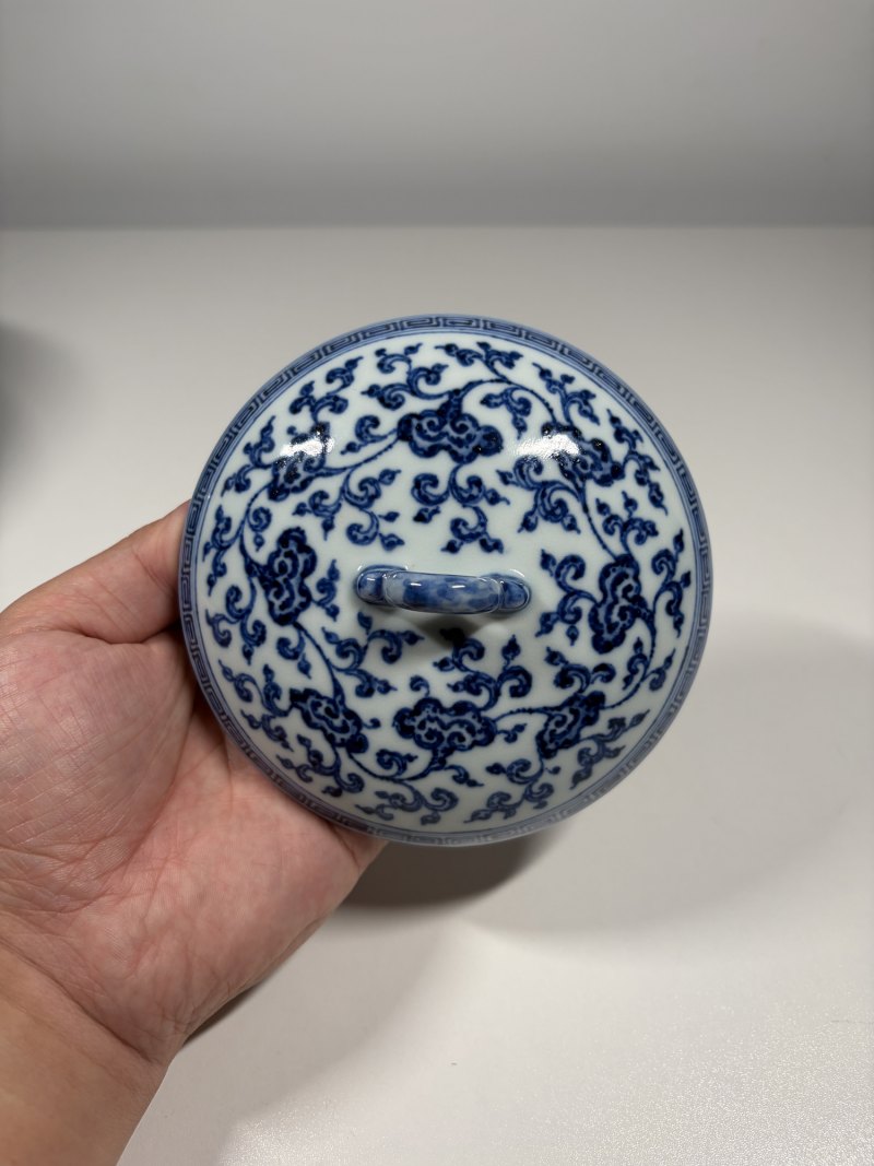 清乾隆 青花莲托八吉祥纹盉壶 - 图8