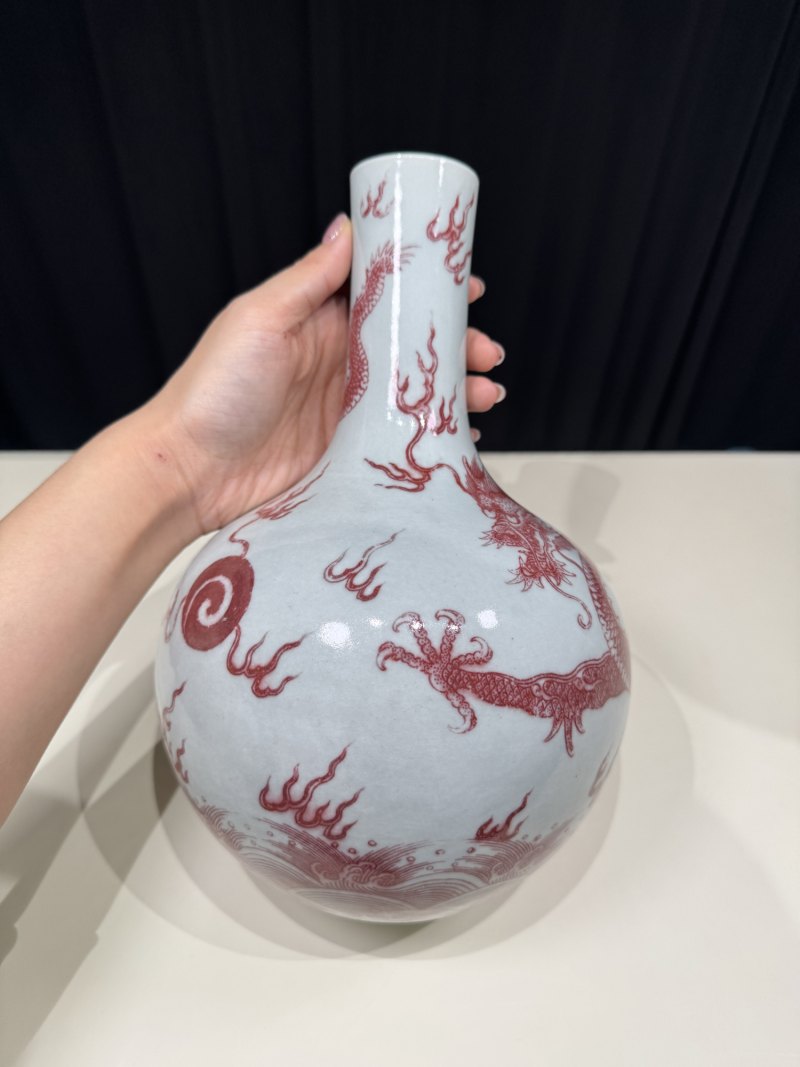 清乾隆 釉里红海水云龙纹小天球瓶 - 图8