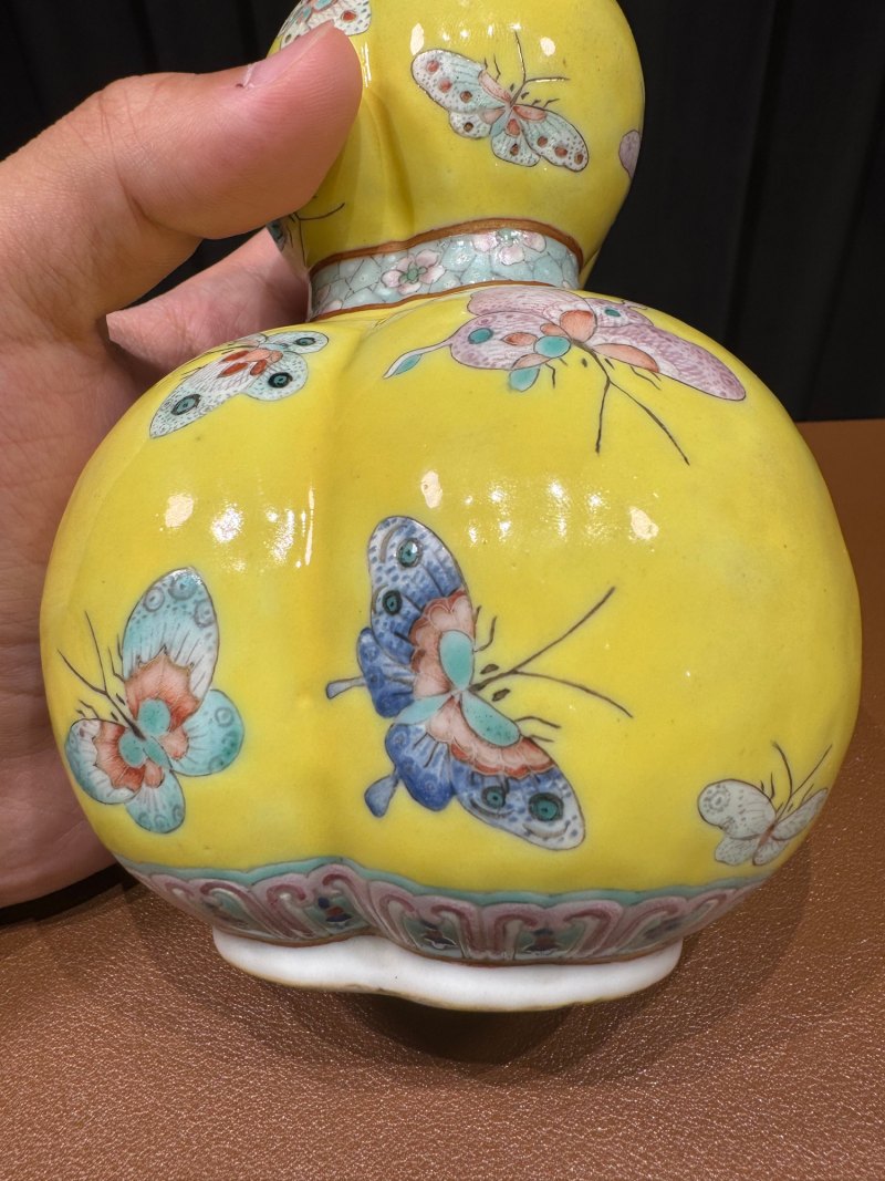 清同治 黄地粉彩百蝶纹三孔葫芦瓶 - 图8