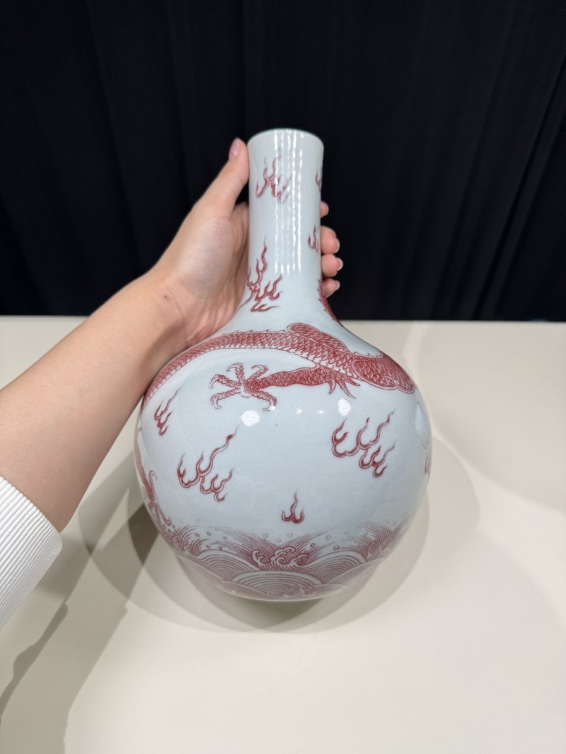 清乾隆 釉里红海水云龙纹小天球瓶 - 图9