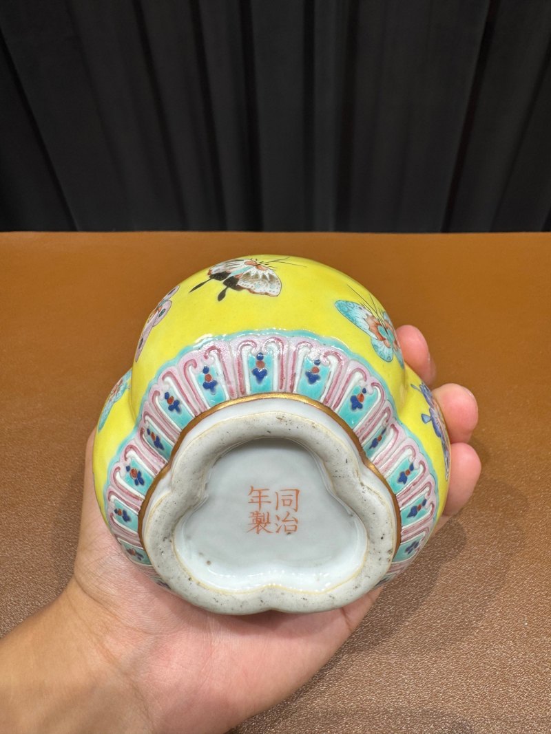 清同治 黄地粉彩百蝶纹三孔葫芦瓶 - 图9