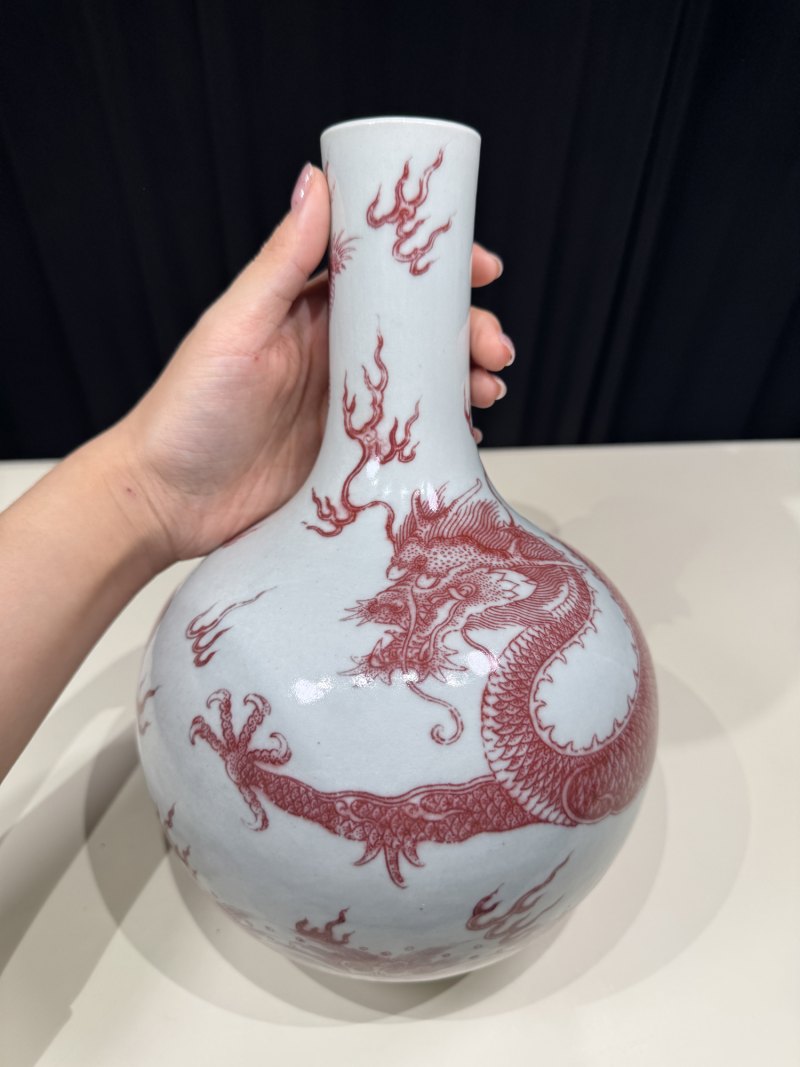 清乾隆 釉里红海水云龙纹小天球瓶 - 图10