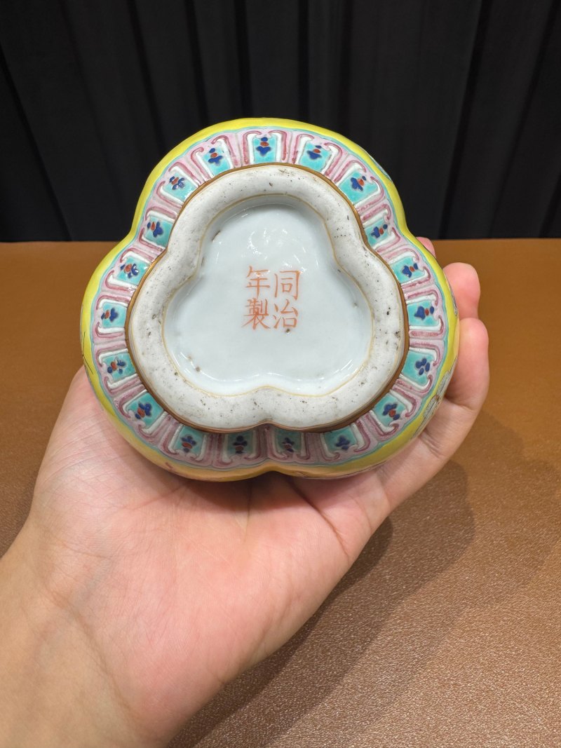 清同治 黄地粉彩百蝶纹三孔葫芦瓶 - 图10