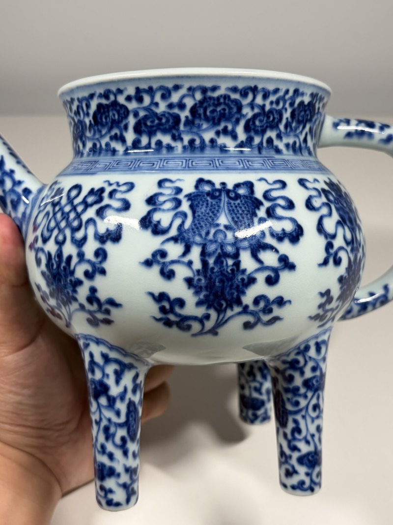清乾隆 青花莲托八吉祥纹盉壶 - 图10