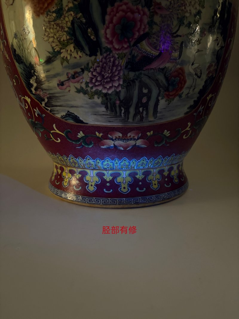 清乾隆 洋彩胭脂红地轧道开光五伦图夔龙耳大瓶 - 图31