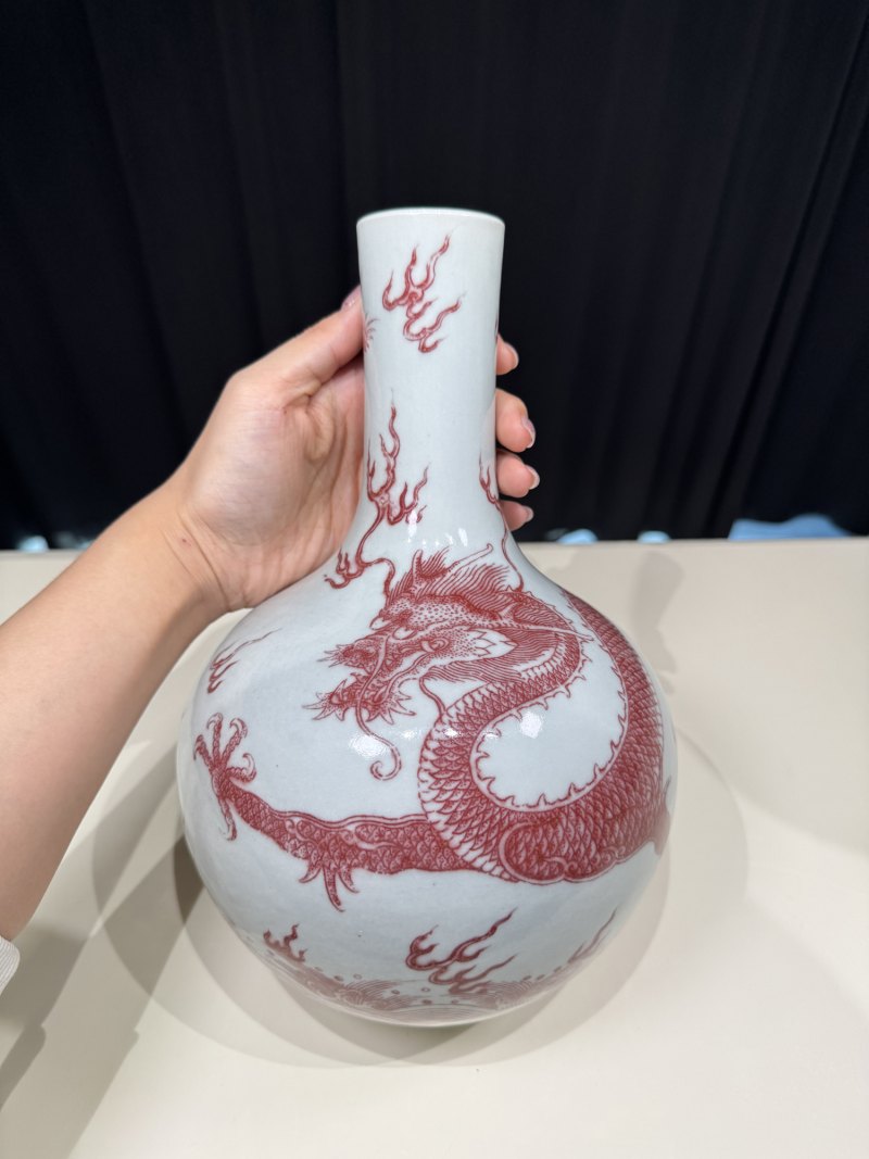 清乾隆 釉里红海水云龙纹小天球瓶 - 图11
