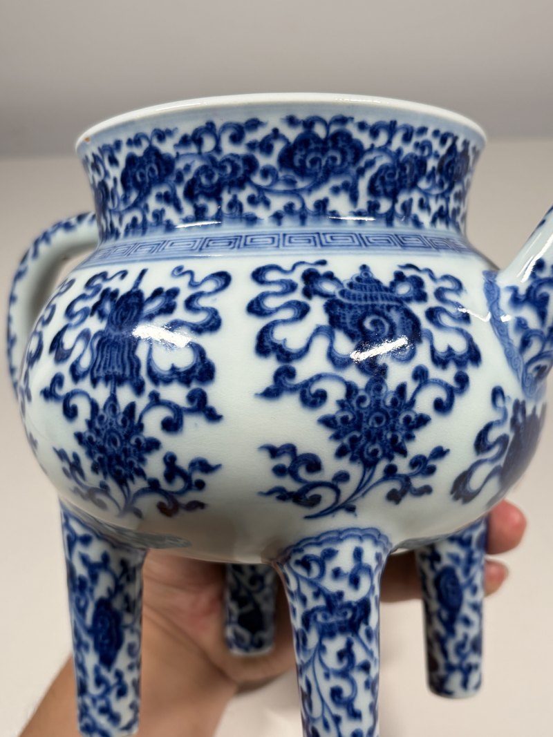 清乾隆 青花莲托八吉祥纹盉壶 - 图11