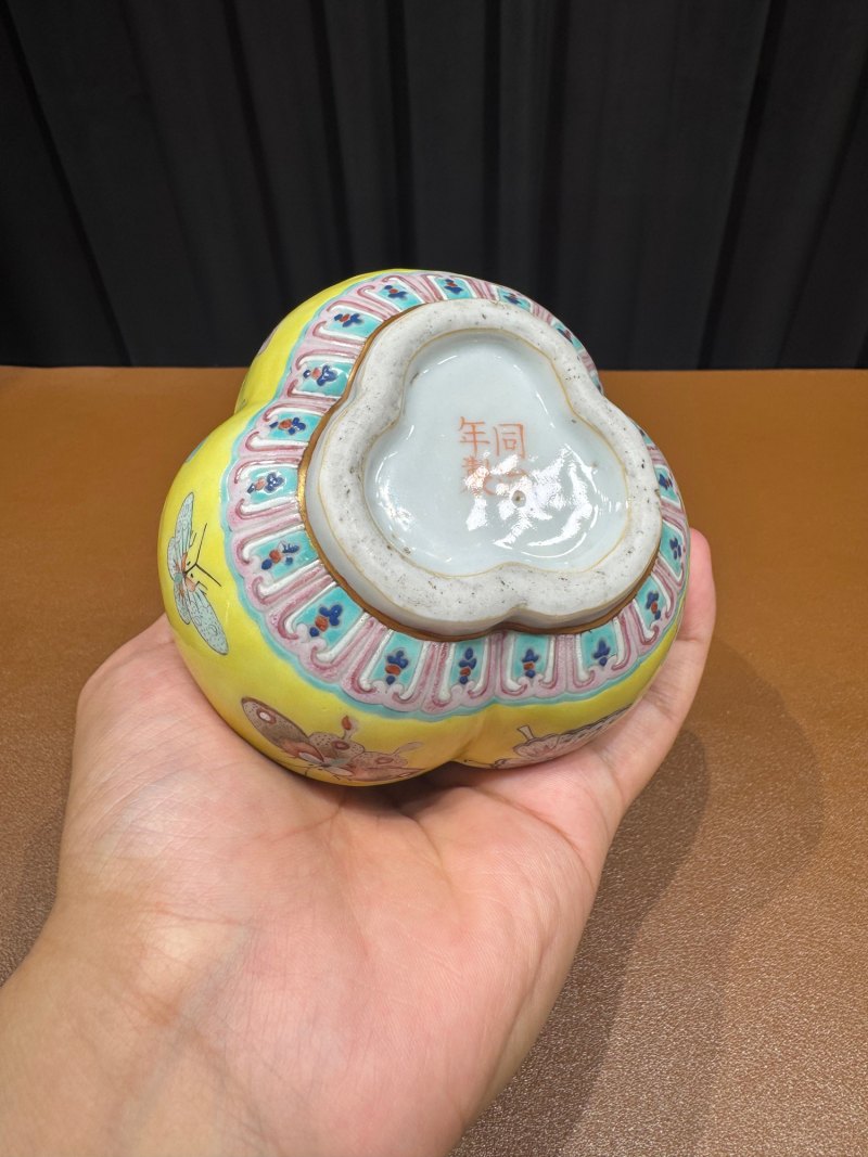 清同治 黄地粉彩百蝶纹三孔葫芦瓶 - 图11