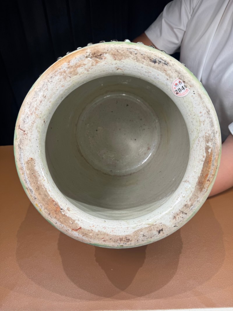 明嘉靖 黄地素三彩莲池游龙纹绣墩 - 图11