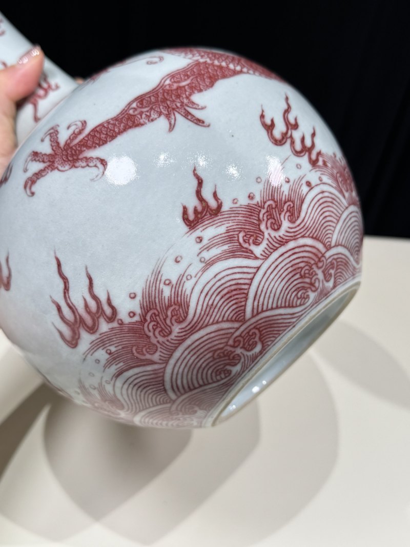 清乾隆 釉里红海水云龙纹小天球瓶 - 图12