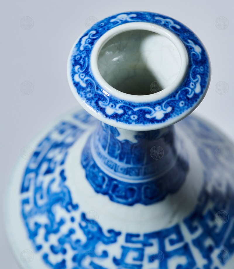 清道光 浆胎青花夔龙纹盖碗瓶 - 图2