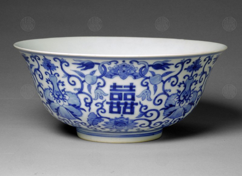 青花双喜宝相花纹碗