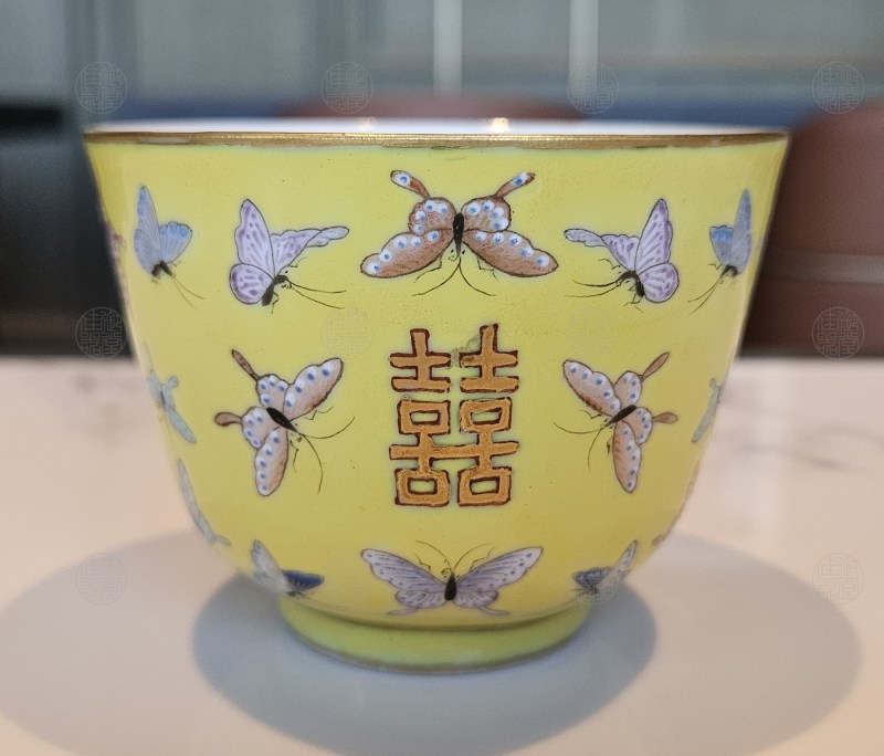黄地单排喜字百蝶茶缸