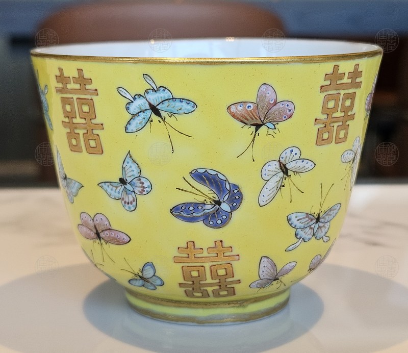 黄地双排喜字百蝶茶缸