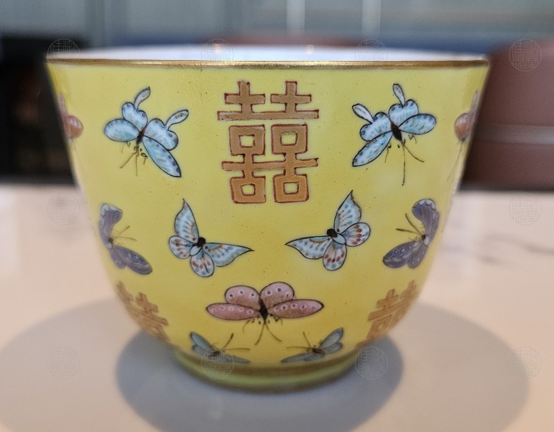 清同治 黄地双排喜字百蝶茶缸 - 图2