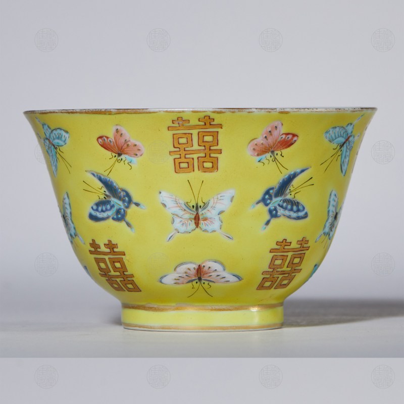 黄地双排喜字百蝶茶盅