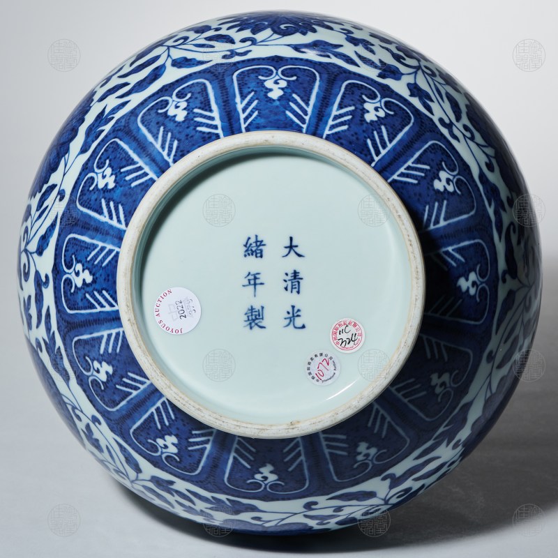 清光绪 青花缠枝莲弦纹赏瓶 - 图2