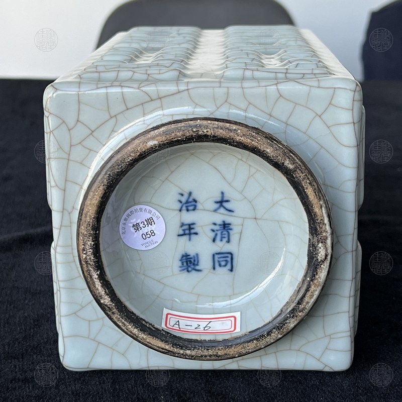 清同治 哥釉四方八卦琮式瓶 - 图4