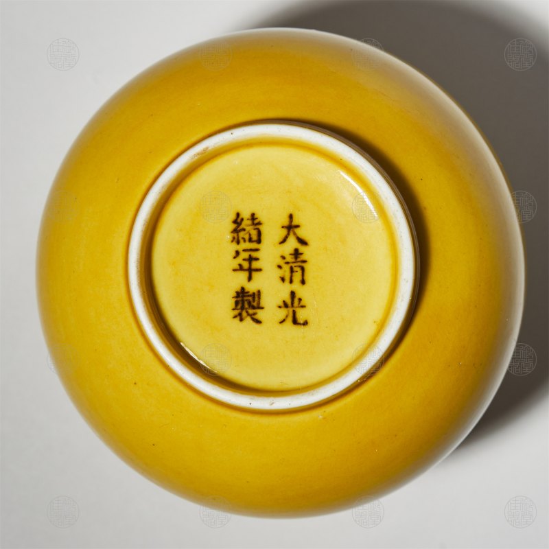 清光绪 里外娇黄釉渣斗 - 图2