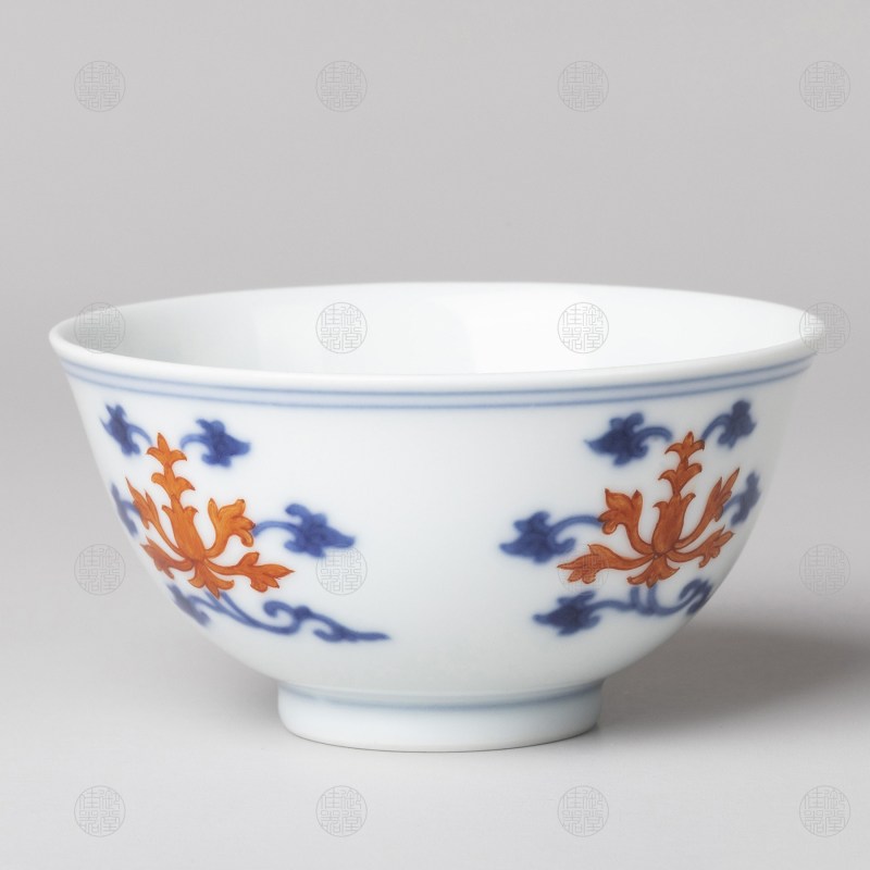 清乾隆 青花矾红宝莲纹酒圆 - 图2