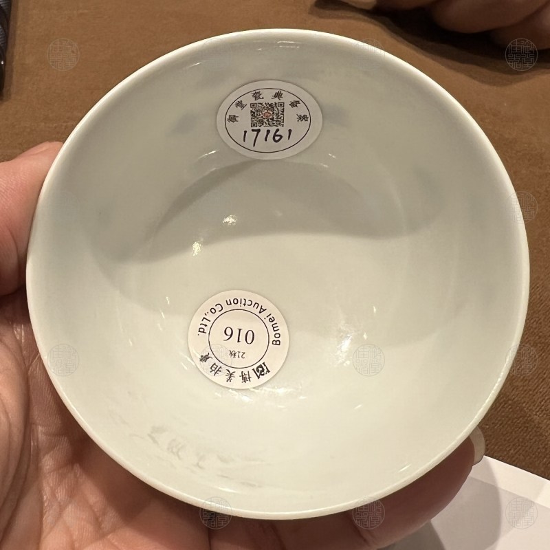 清乾隆 青花矾红宝莲纹酒圆 - 图4