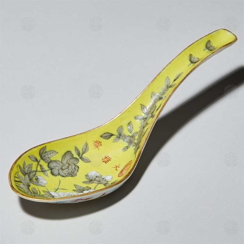 清光绪 黄地墨彩芙蓉花羹匙