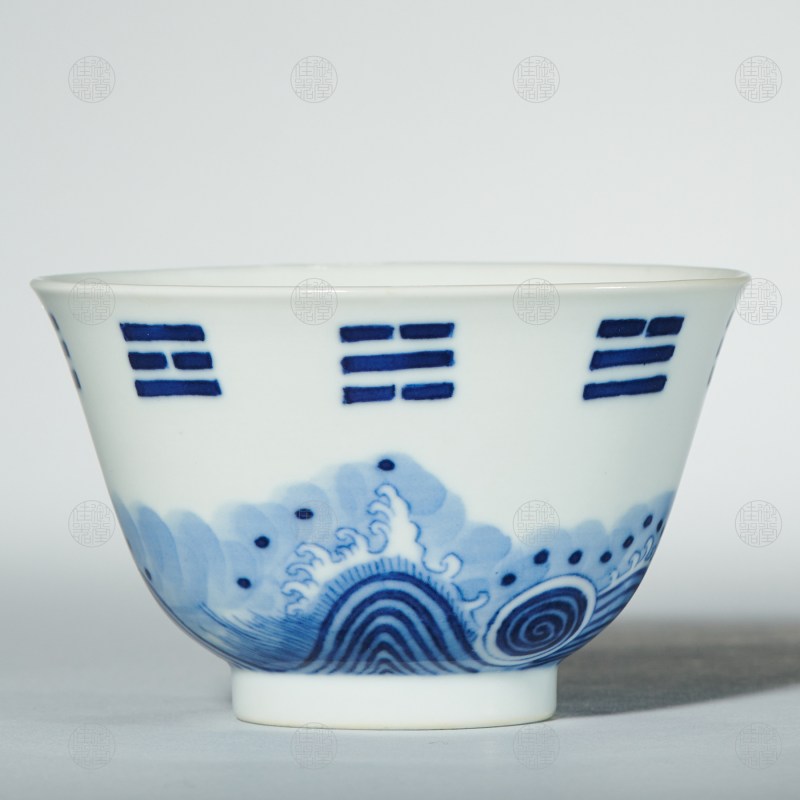 清同治 青花八卦海水江芽纹茶盅 - 图3