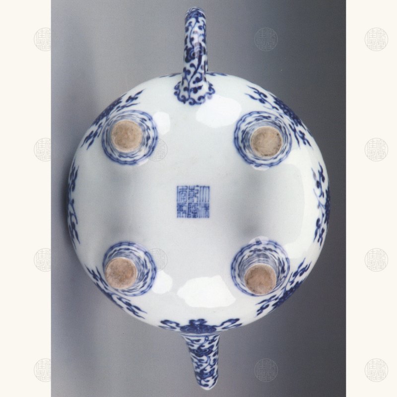 清乾隆 青花莲托八宝纹盉壶 - 图3