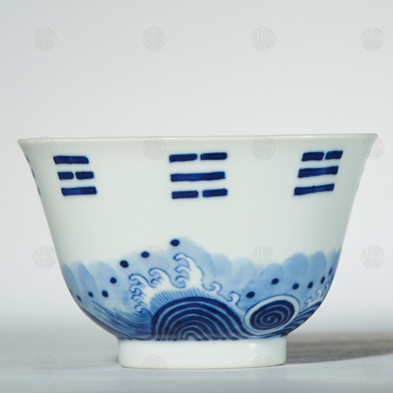 清同治 青花八卦海水江芽纹茶盅