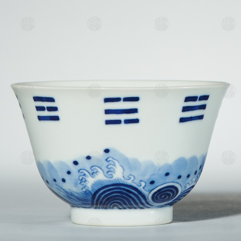 清同治 青花八卦海水江芽纹茶盅 - 图3