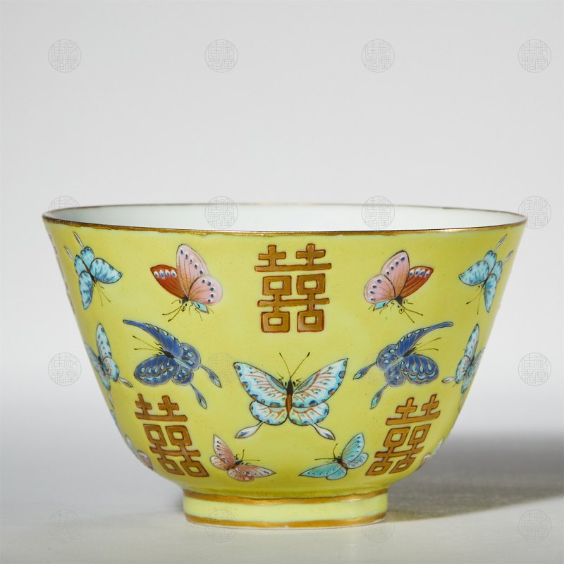黄地双排喜字百蝶大茶盅